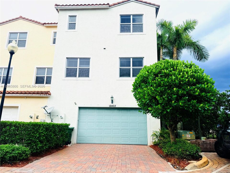 For Rent: $4,400 (3 beds, 3 baths, 2921 Square Feet)