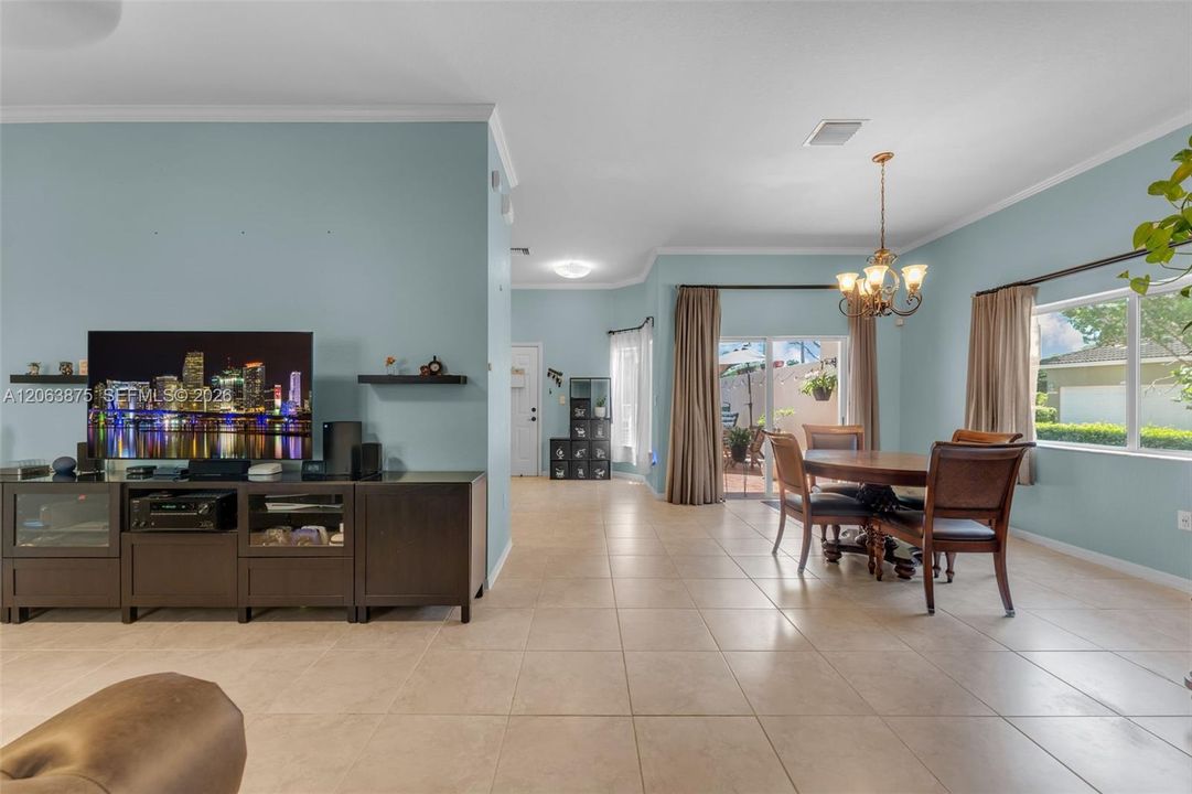 Activo con contrato: $359,999 (3 camas, 2 baños, 1790 Pies cuadrados)