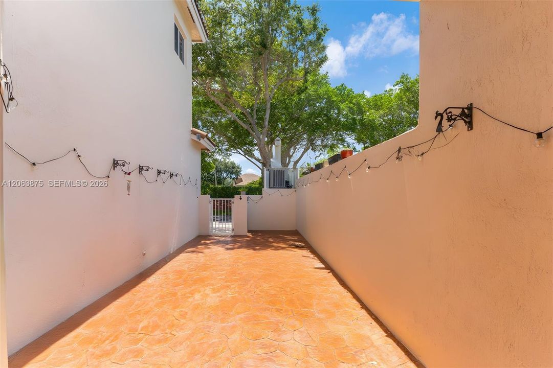 Activo con contrato: $359,999 (3 camas, 2 baños, 1790 Pies cuadrados)