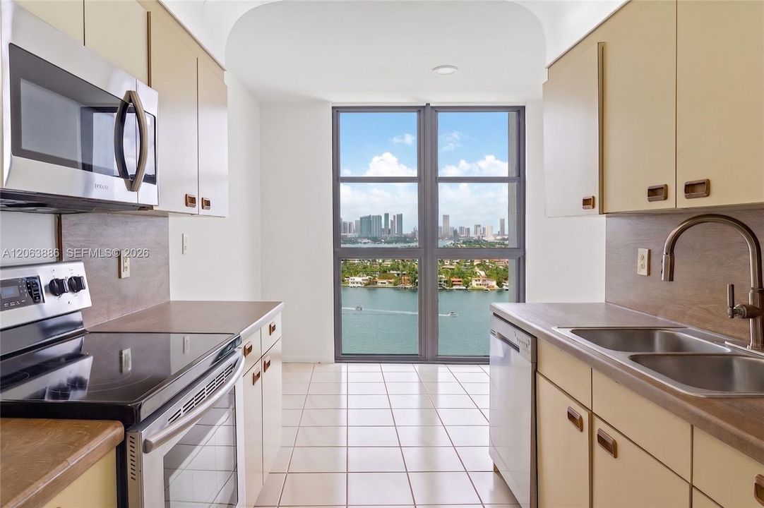 For Sale: $1,500,000 (2 beds, 2 baths, 1440 Square Feet)