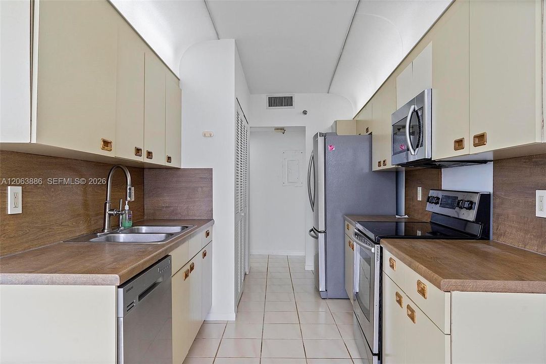 For Sale: $1,500,000 (2 beds, 2 baths, 1440 Square Feet)
