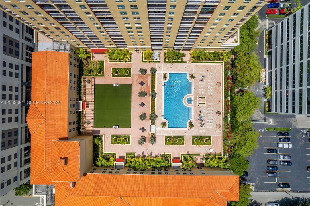 待售: $319,900 (1 贝兹, 1 浴室, 828 平方英尺)