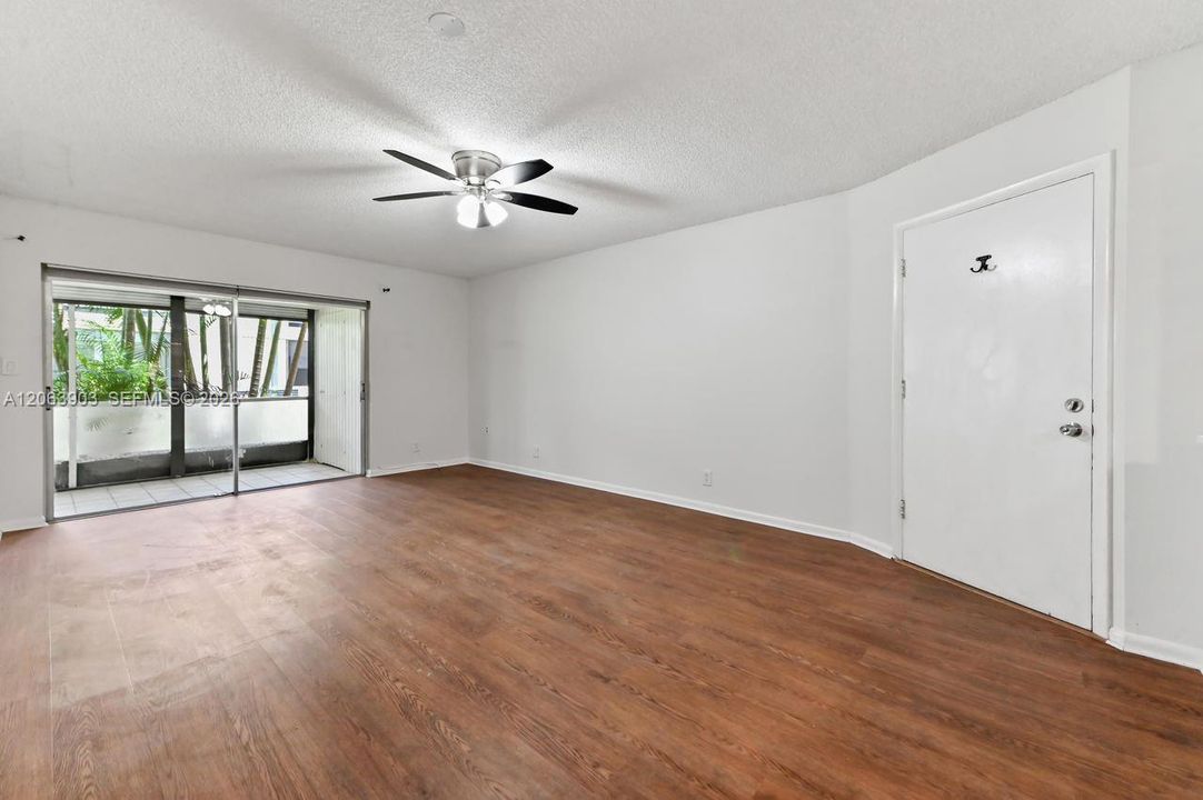 For Sale: $215,000 (2 beds, 2 baths, 940 Square Feet)