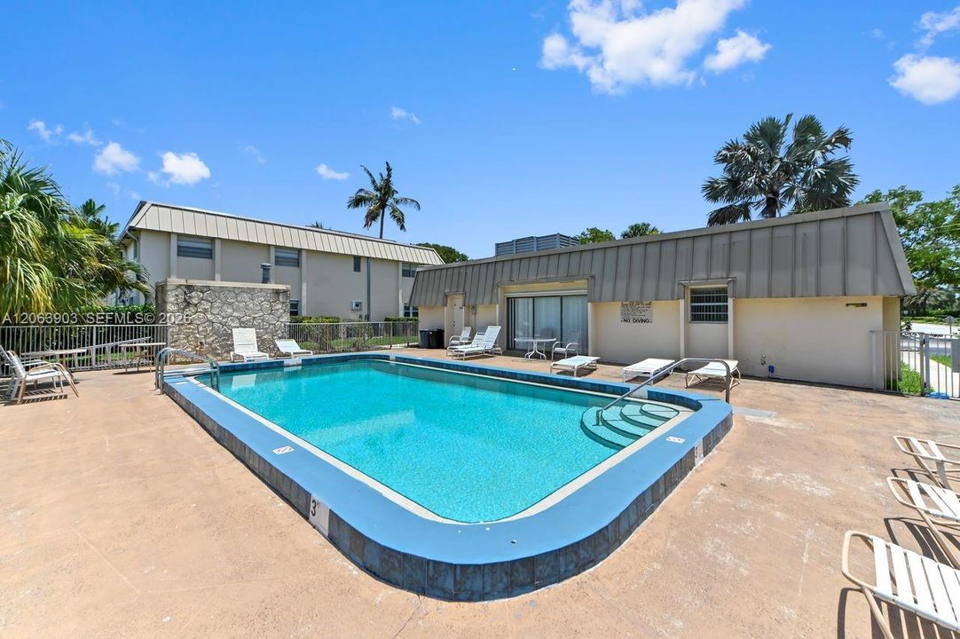 For Sale: $215,000 (2 beds, 2 baths, 940 Square Feet)
