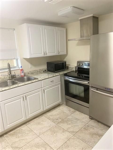 For Sale: $215,000 (2 beds, 2 baths, 940 Square Feet)