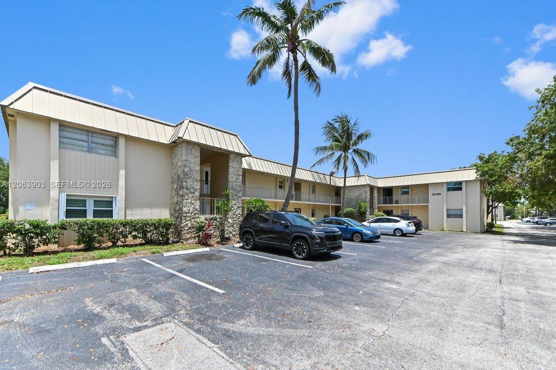 For Sale: $215,000 (2 beds, 2 baths, 940 Square Feet)