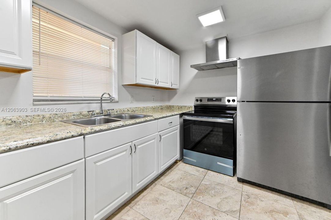 For Sale: $215,000 (2 beds, 2 baths, 940 Square Feet)