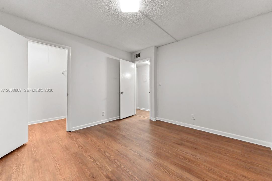 For Sale: $215,000 (2 beds, 2 baths, 940 Square Feet)