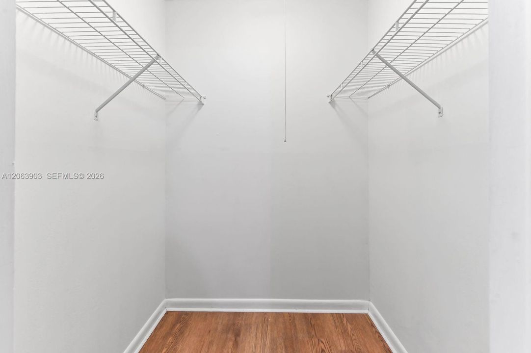 For Sale: $215,000 (2 beds, 2 baths, 940 Square Feet)