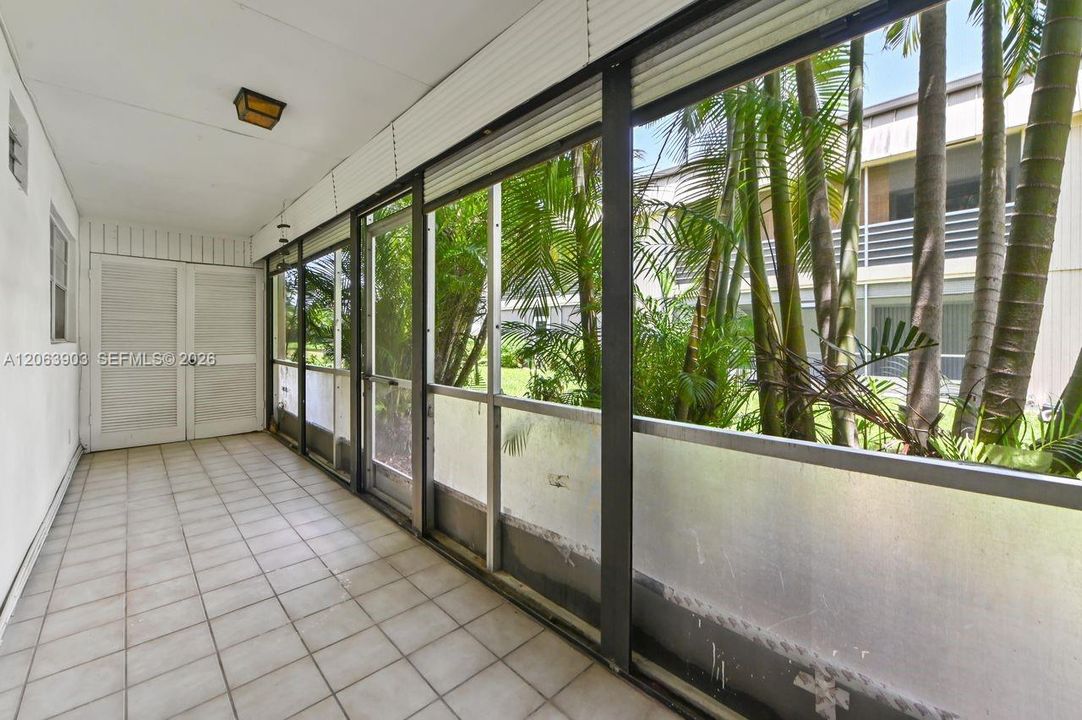 For Sale: $215,000 (2 beds, 2 baths, 940 Square Feet)