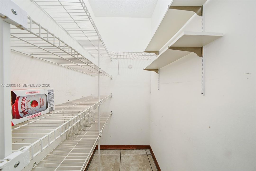 На продажу: $235,000 (2 спален, 2 ванн, 1128 Квадратных фут)