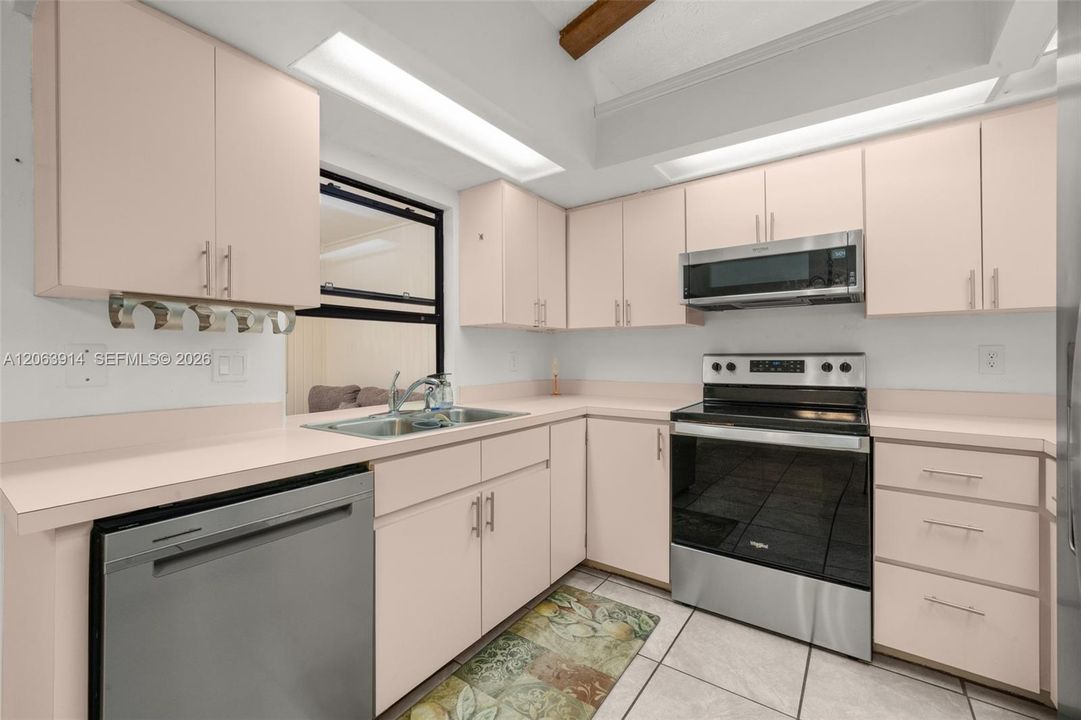 На продажу: $235,000 (2 спален, 2 ванн, 1128 Квадратных фут)