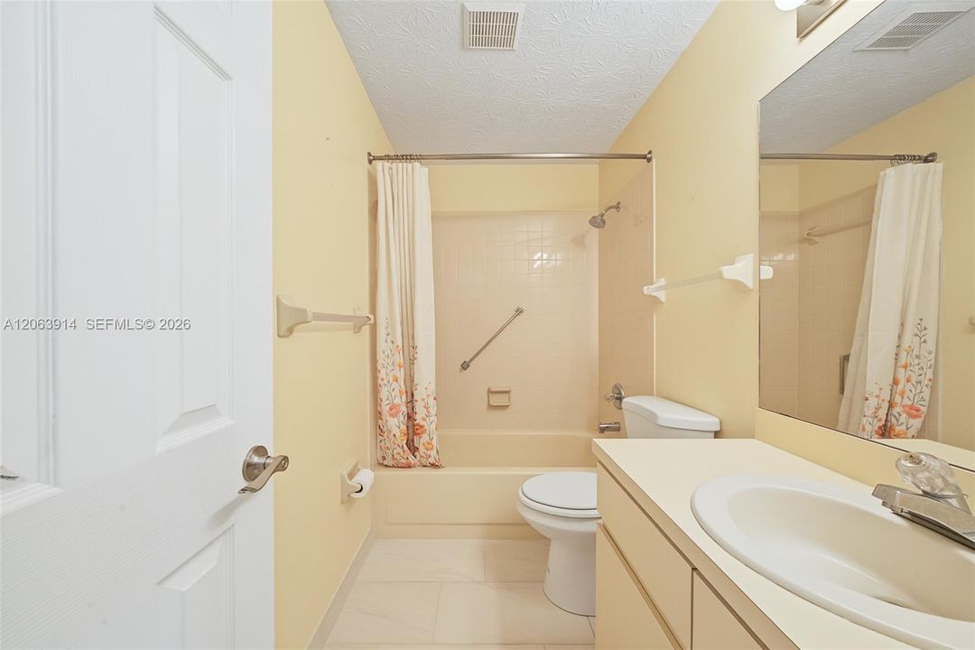 На продажу: $235,000 (2 спален, 2 ванн, 1128 Квадратных фут)