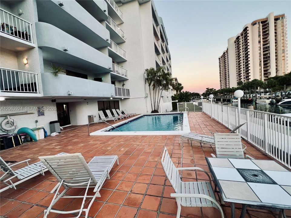 For Rent: $2,350 (1 beds, 1 baths, 710 Square Feet)