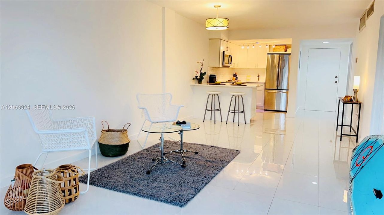 For Rent: $2,350 (1 beds, 1 baths, 710 Square Feet)
