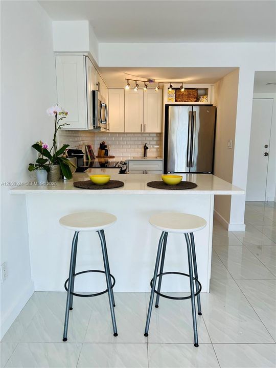 For Rent: $2,350 (1 beds, 1 baths, 710 Square Feet)