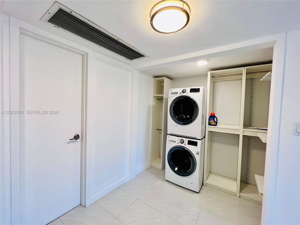 For Rent: $2,350 (1 beds, 1 baths, 710 Square Feet)