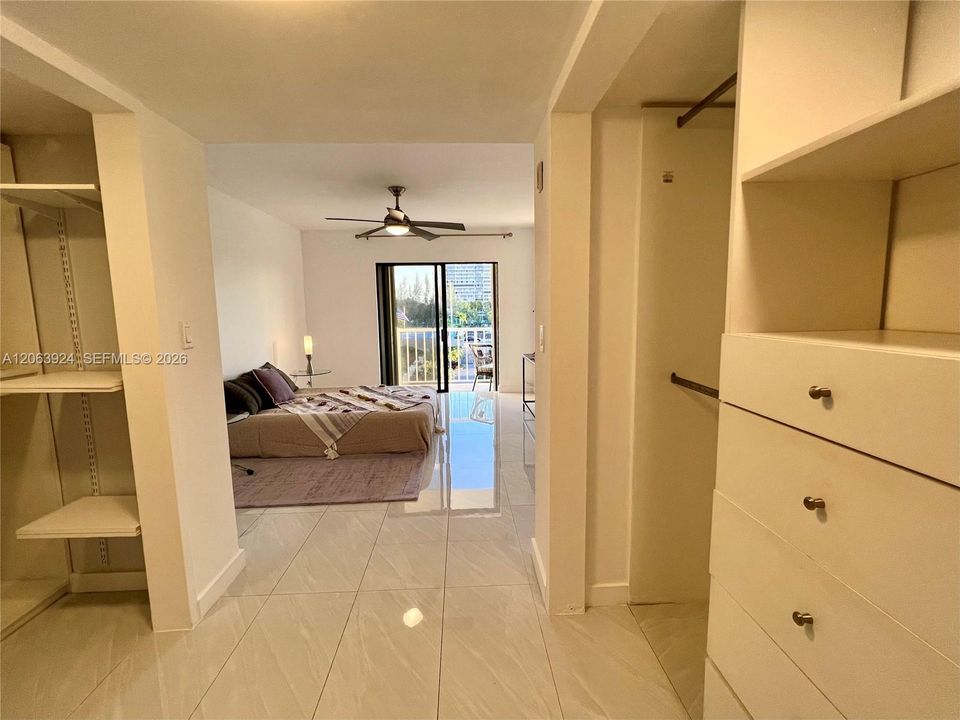 For Rent: $2,350 (1 beds, 1 baths, 710 Square Feet)