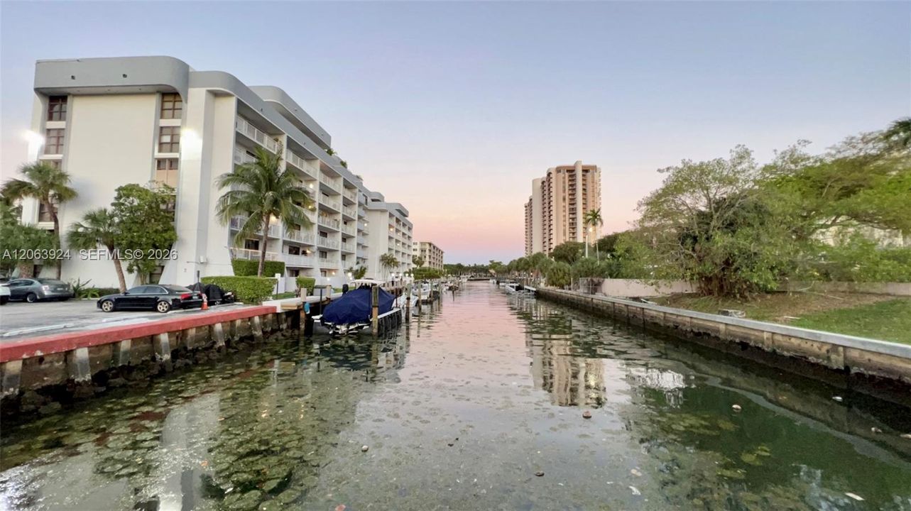 For Rent: $2,350 (1 beds, 1 baths, 710 Square Feet)