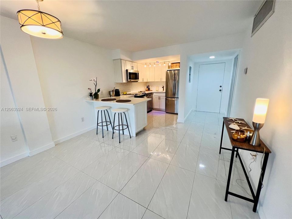 For Rent: $2,350 (1 beds, 1 baths, 710 Square Feet)