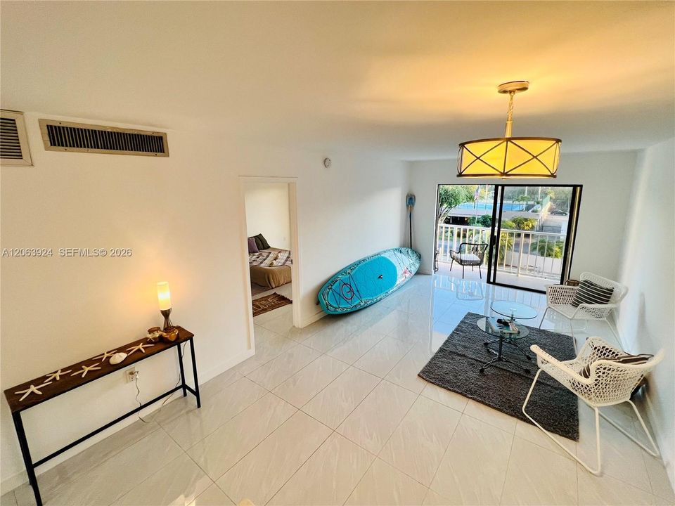 For Rent: $2,350 (1 beds, 1 baths, 710 Square Feet)