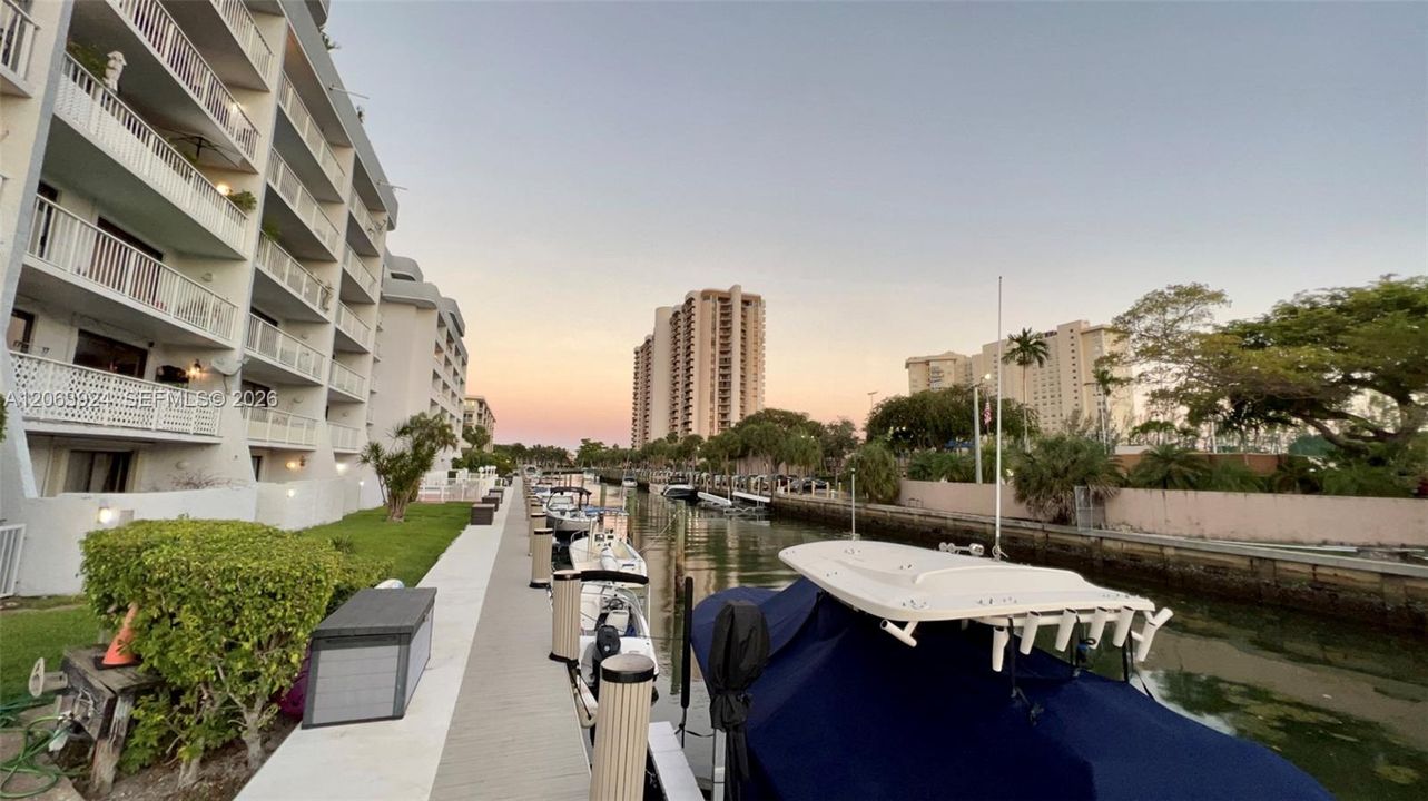 For Rent: $2,350 (1 beds, 1 baths, 710 Square Feet)