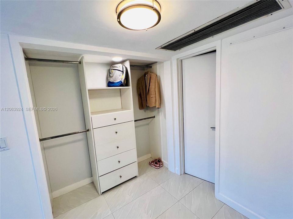 For Rent: $2,350 (1 beds, 1 baths, 710 Square Feet)