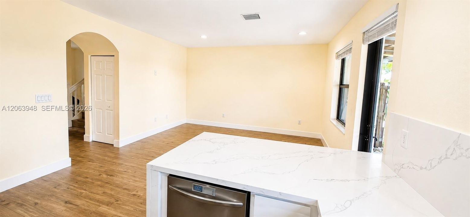 На продажу: $429,900 (3 спален, 2 ванн, 1644 Квадратных фут)