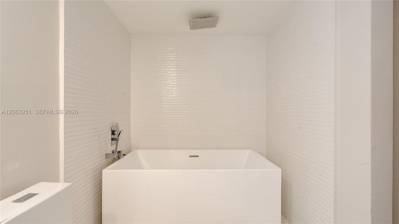 For Sale: $365,000 (2 beds, 2 baths, 1235 Square Feet)