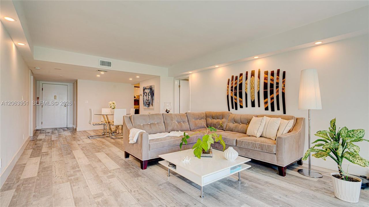 For Sale: $365,000 (2 beds, 2 baths, 1235 Square Feet)