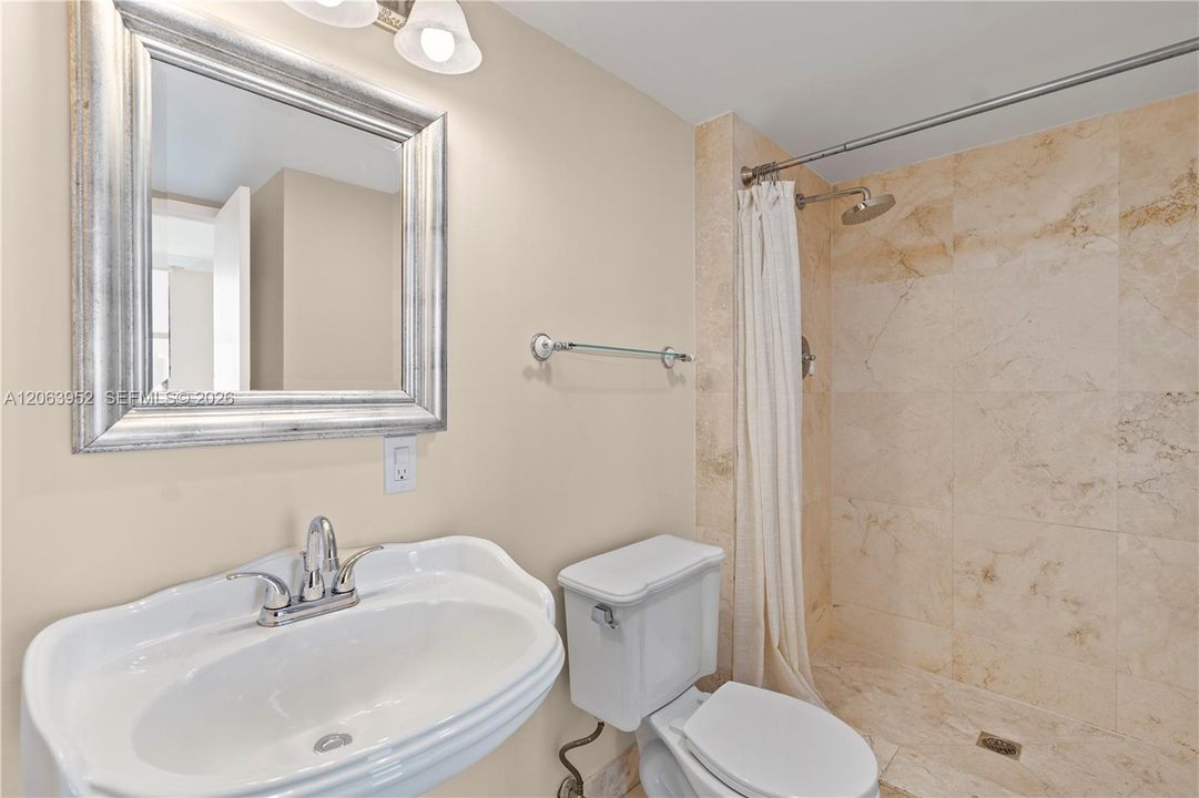 For Rent: $2,700 (2 beds, 2 baths, 996 Square Feet)