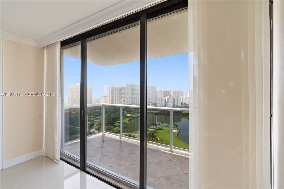 For Rent: $2,700 (2 beds, 2 baths, 996 Square Feet)