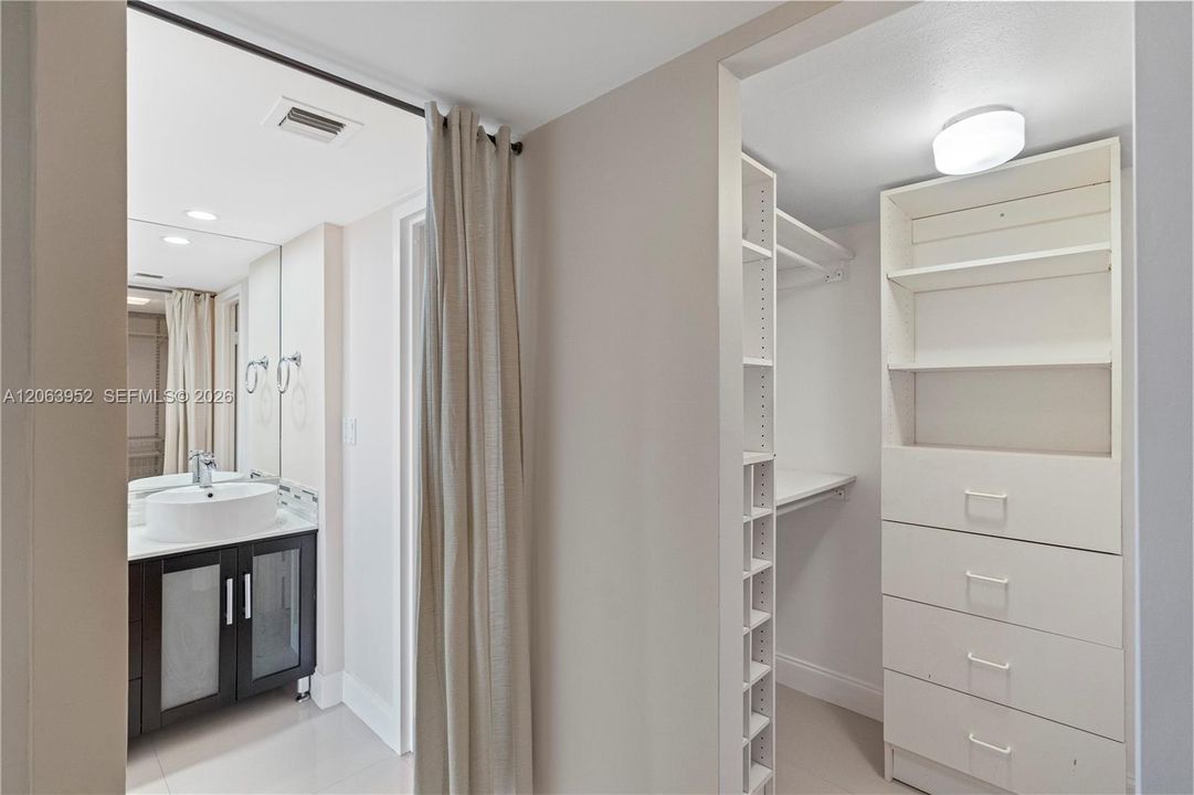 For Rent: $2,700 (2 beds, 2 baths, 996 Square Feet)