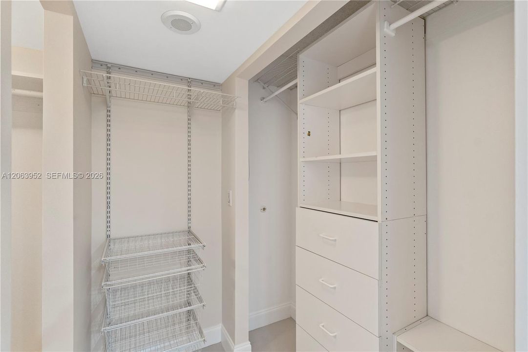For Rent: $2,700 (2 beds, 2 baths, 996 Square Feet)
