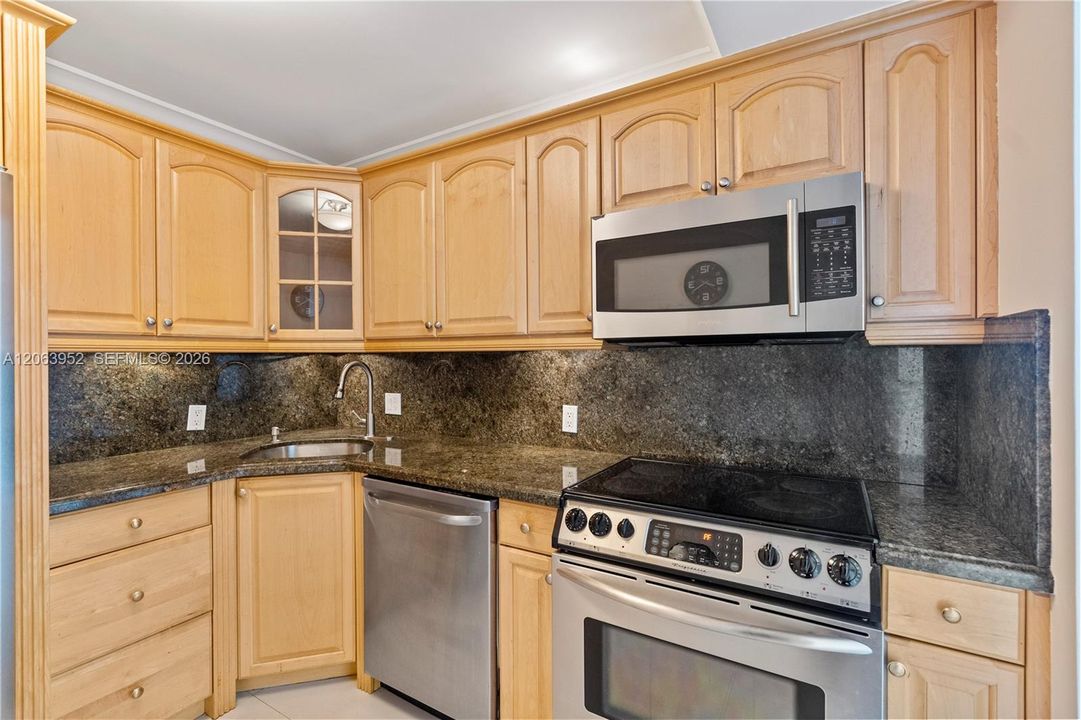 For Rent: $2,700 (2 beds, 2 baths, 996 Square Feet)