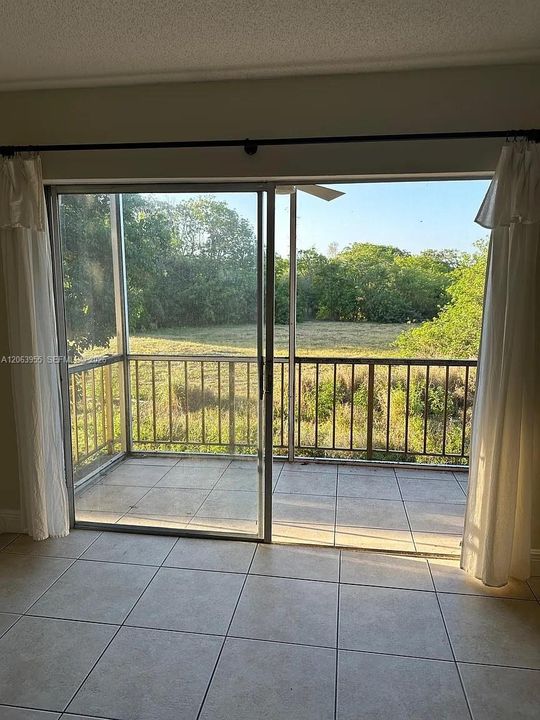 For Rent: $1,900 (2 beds, 2 baths, 870 Square Feet)