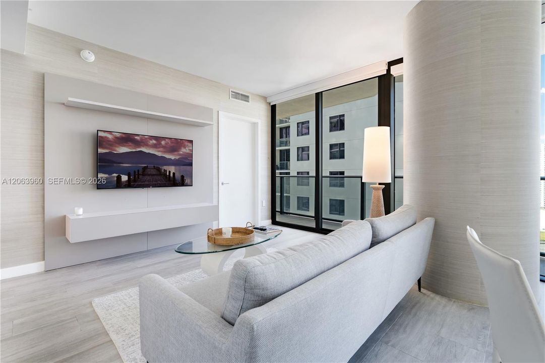 For Rent: $6,000 (2 beds, 2 baths, 926 Square Feet)