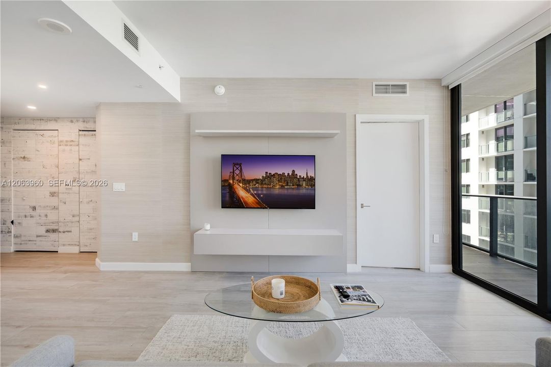 For Rent: $6,000 (2 beds, 2 baths, 926 Square Feet)