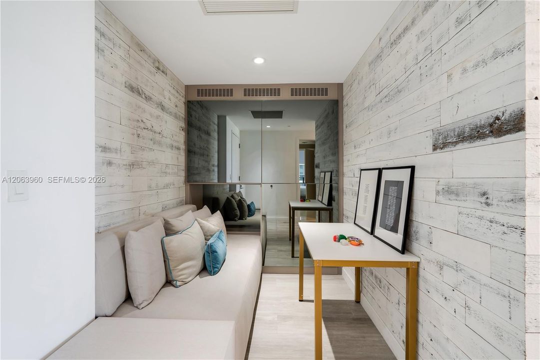 For Rent: $6,000 (2 beds, 2 baths, 926 Square Feet)