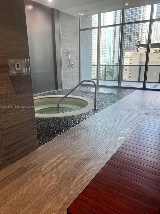 For Rent: $6,000 (2 beds, 2 baths, 926 Square Feet)