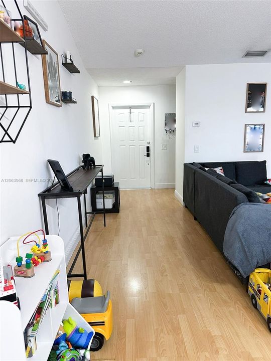 Activo con contrato: $325,000 (1 camas, 1 baños, 710 Pies cuadrados)