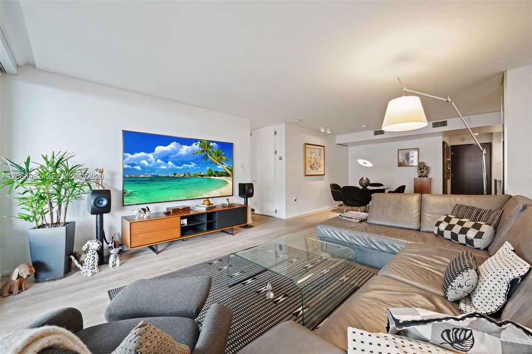 For Sale: $1,385,000 (2 beds, 2 baths, 1172 Square Feet)