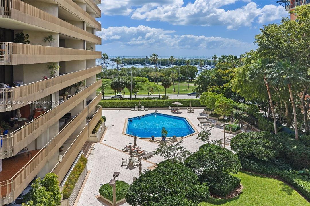 For Sale: $1,385,000 (2 beds, 2 baths, 1172 Square Feet)