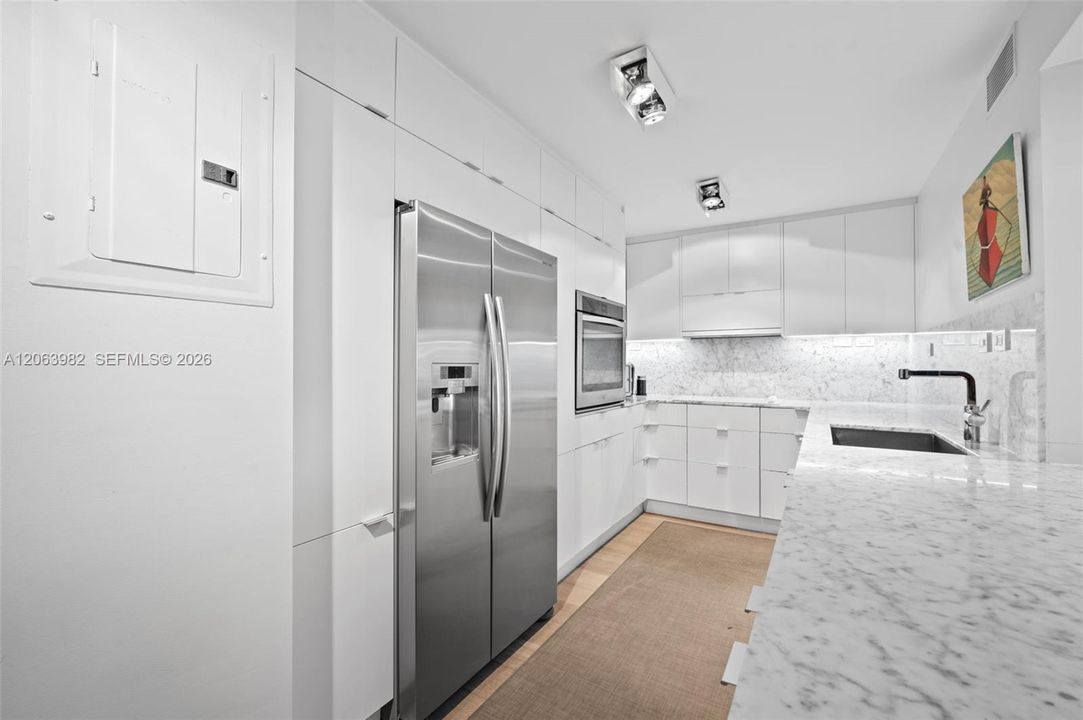 For Sale: $1,385,000 (2 beds, 2 baths, 1172 Square Feet)
