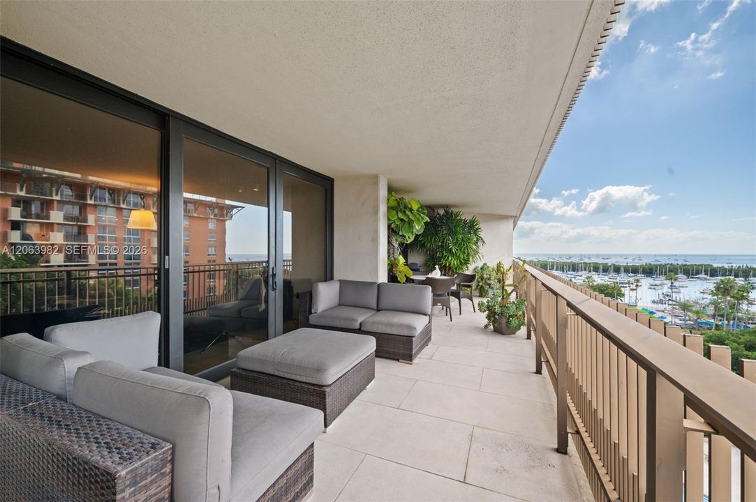 For Sale: $1,385,000 (2 beds, 2 baths, 1172 Square Feet)