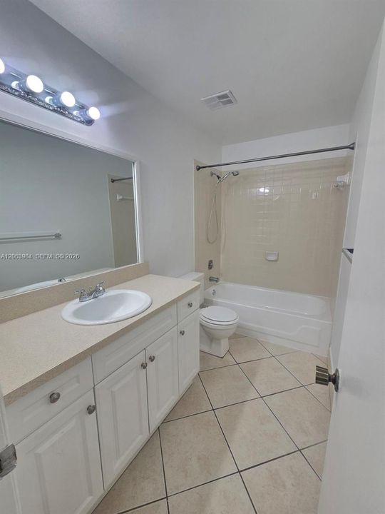 Active With Contract: $2,550 (2 beds, 2 baths, 1000 Square Feet)