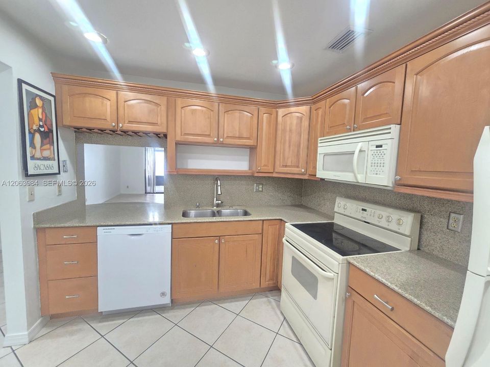 Active With Contract: $2,550 (2 beds, 2 baths, 1000 Square Feet)