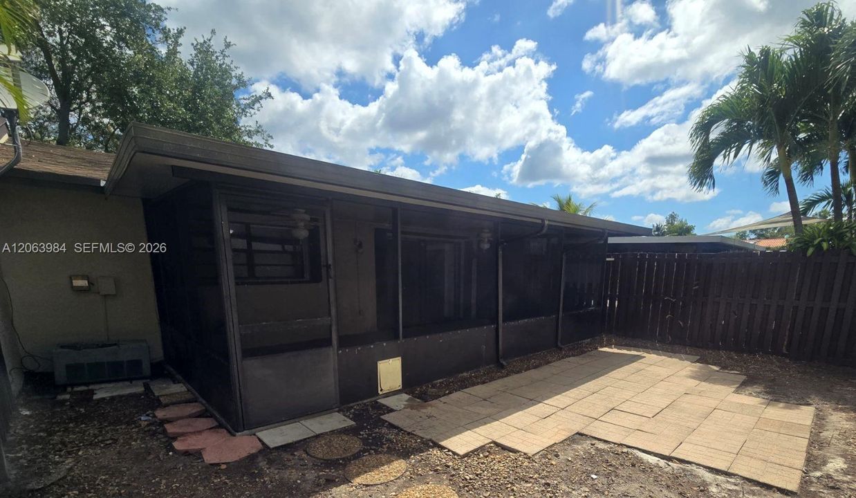 Active With Contract: $2,550 (2 beds, 2 baths, 1000 Square Feet)