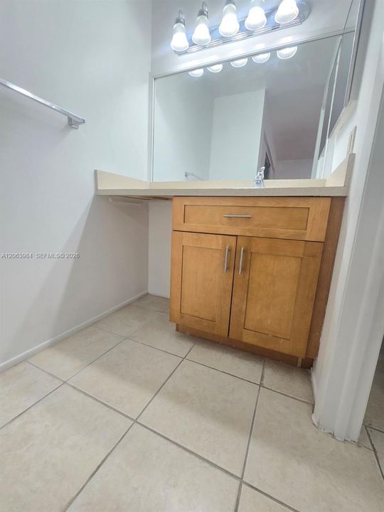 Active With Contract: $2,550 (2 beds, 2 baths, 1000 Square Feet)