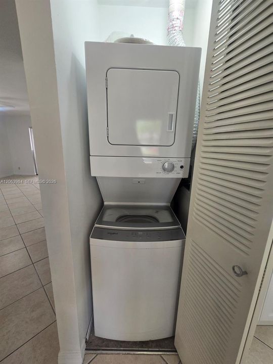 Active With Contract: $2,550 (2 beds, 2 baths, 1000 Square Feet)